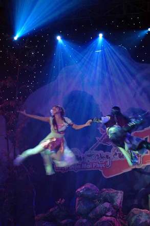 Singers Luong Chi Cuong and Thanh Thuy perform "Tam Sinh Duyen"