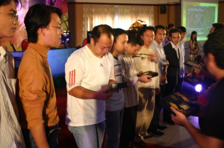 Nụ cười rạng rở nở trên khuôn mặt của các cao thủ khi nhận được nhận vật báu vô song- Võ Lâm Lệnh Bài