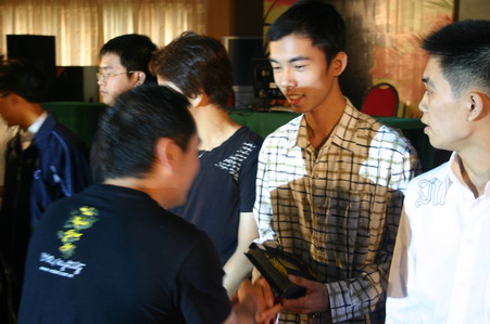Nụ cười rạng rở nở trên khuôn mặt của các cao thủ khi nhận được nhận vật báu vô song- Võ Lâm Lệnh Bài