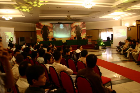 Tâm trạng hồi hộp, nôn nóng thể hiện rỏ trên gương mặt của khá đông Quý đồng đạo