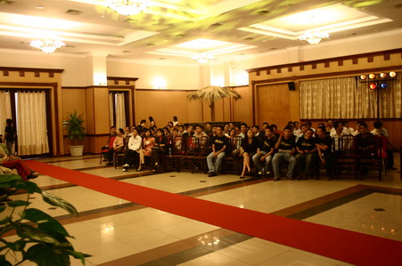 Tâm trạng hồi hộp, nôn nóng thể hiện rỏ trên gương mặt của khá đông Quý đồng đạo